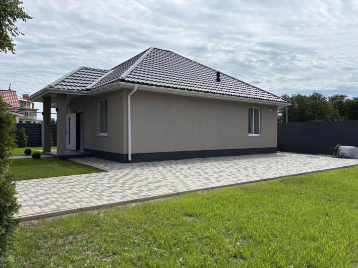 Продам новый капитальный дом с ремонтом газом в пешей доступности к морю. - фото 1