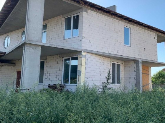 Просторий будинок в Совіньйоні під чистове оздоблення з підвалом. Лиманка