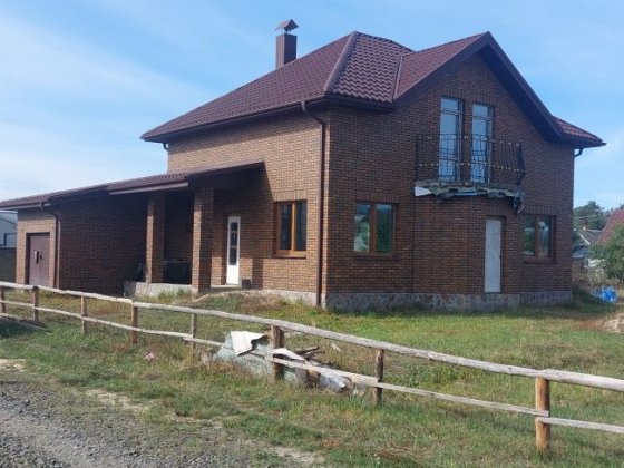 Двохповерховий будинок з гаражем та хлівом, з землею 18 соток в м. Вараш Вараш