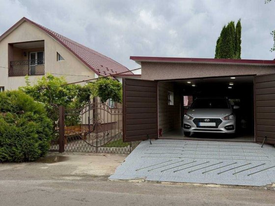 Продам будинок біля центру міста з ремонтом, гаражем та 15 сотками Корнин