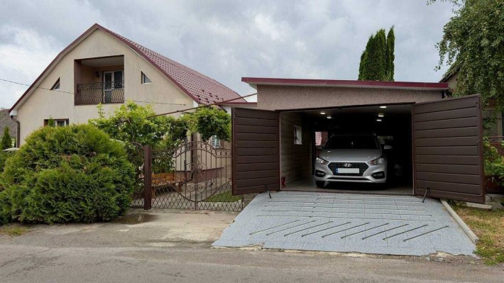 Продам будинок біля центру міста з ремонтом, гаражем та 15 сотками - фото 1