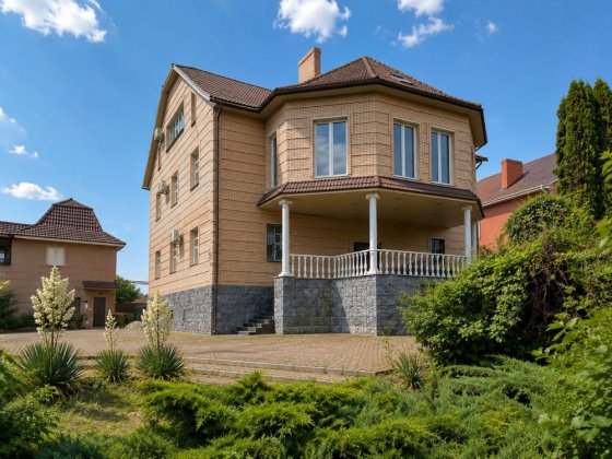 Розкішний триповерховий маєток із власним берегом Дніпра Червона Слобода