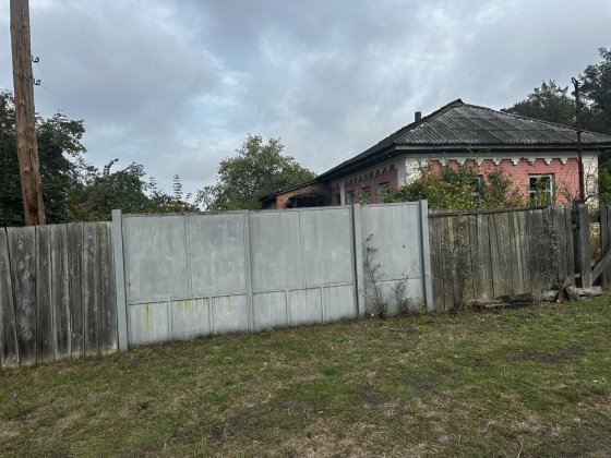 Продам участок с постройками в с. Анисов Анисів