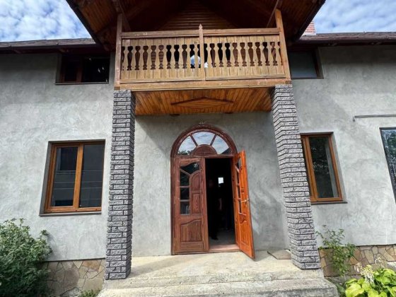 ПРОДАЖ ВЕЛИКОГО ГОСПОДАРСТВА У МАМАЇВЦЯХ два будинки — приблизно 120 м² та 237 м². Мамаевцы