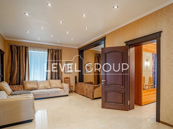 Пропонується до продажу будинок 191,5 м² у м. Бориспіль на великій зеленій ділянці 16 соток. Борисполь
