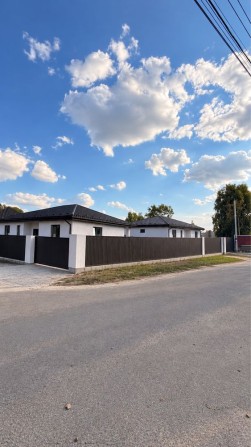 Продається сучасний одноповерховий будинок 110 м² з кімнатою безпеки в Борисполі, вул. Франка. - фото 1