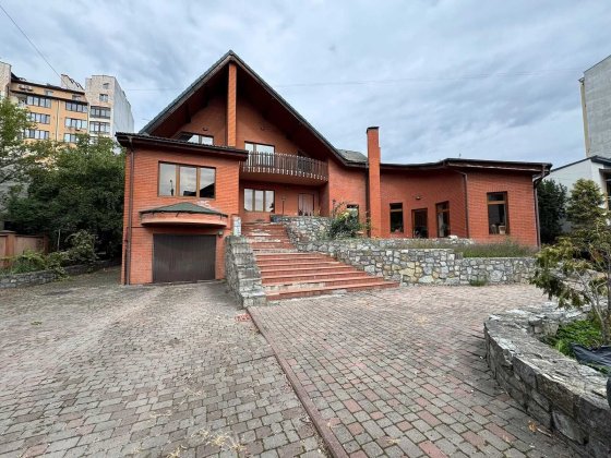 Продаж великого будинку по вул.Вовчинецькій Ивано-Франковск