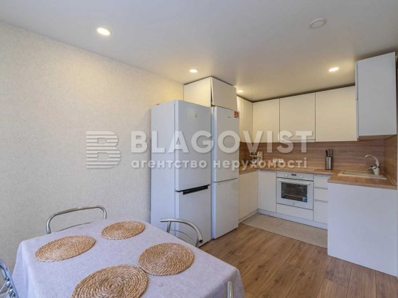 Продаж невеликого будинку  в центрі Києва вул. Уласа Самчука,35 Київ