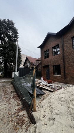 Продаж кутового таунхауса центр міста парк Правіка,парк Дубки з готовою мансардою! - фото 1