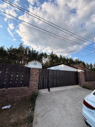 Будинок в 10 хв від Києва за шлагбаумом. Газ, гараж на 2 авто, власна свердловина. Навколо ліс та пр - фото 1