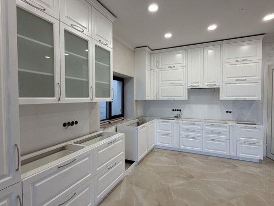 Будинок 207 м² з ремонтом, 4 спальні, басейн, тераса, 8,5  соток