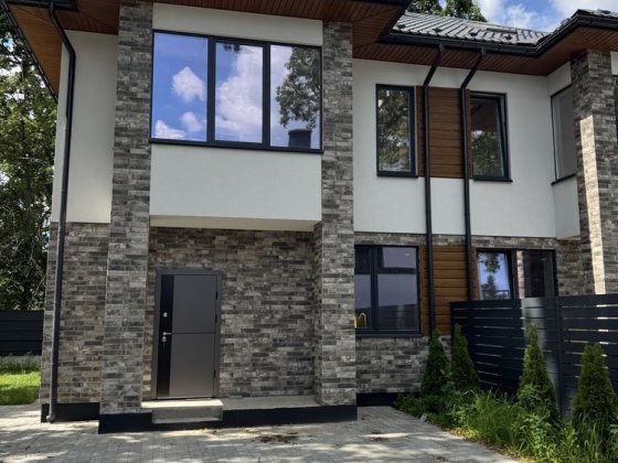 Будинок з газом. 3 поверхи Ділянка 2.2 сотки біля парку