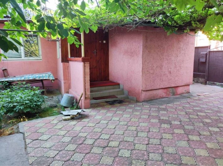 Добротна, простора , затишна частина будину з окремим двором , гара - фото 1