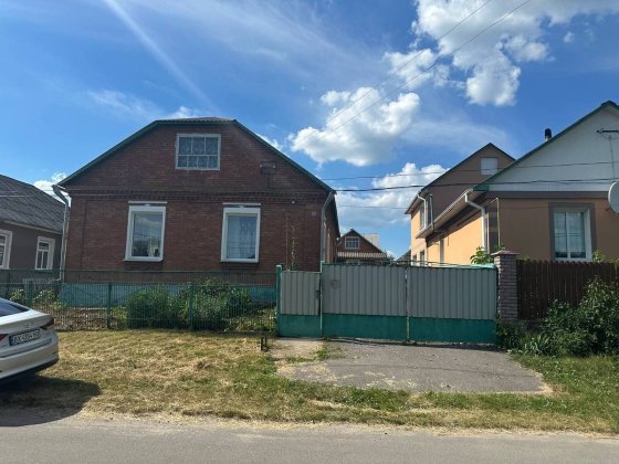 Добротний будинок поблизу міста. Житловий стан є літня кухня та гараж. Рівна велика ділянка 25сот. 4 Хмельницький