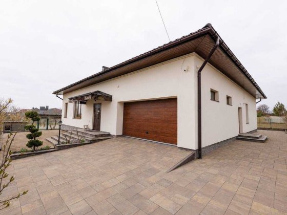 Просторий одноповерховий будинок з ремонтом  220 м² на 14,4 сотках |  гараж на 2 авто Рівне