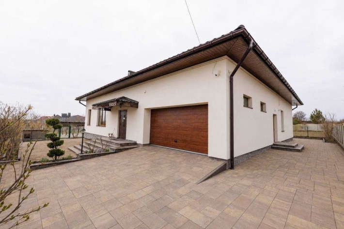 Просторий одноповерховий будинок з ремонтом  220 м² на 14,4 сотках |  гараж на 2 авто - фото 1