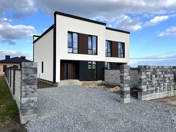Продам стильний котедж на ділянці 5 сот. Паркан по периметру. Підключені всі комунікації. Ровно