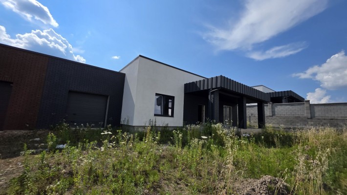 Продаж будинку з гаражем та міськими комунікаціями - фото 1