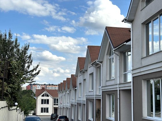 Продаж просторого котеджу з власною ділянкою Хмельницкий