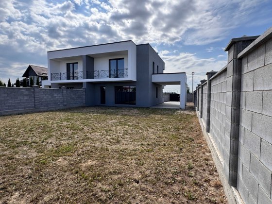 Продам котедж. Ділянка 5 сот. Паркан по периметру. масив Київський Ровно