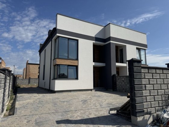 Продам дуплекс на Щасливому з ділянкою 3,3 сот та внутрішніми роботами Ровно