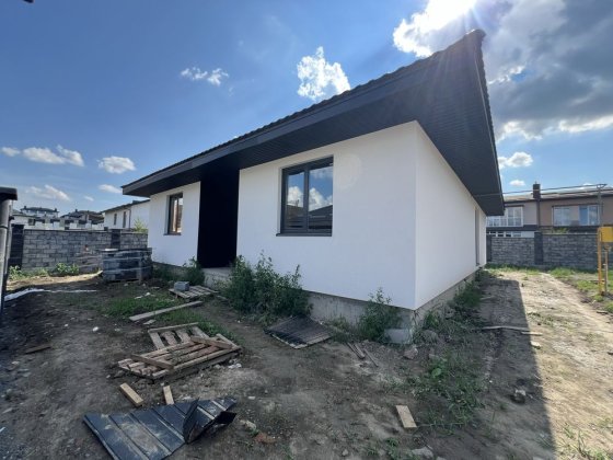 Продам окремостоячий будинок , масив Макарова ( без комісії ) Рівне