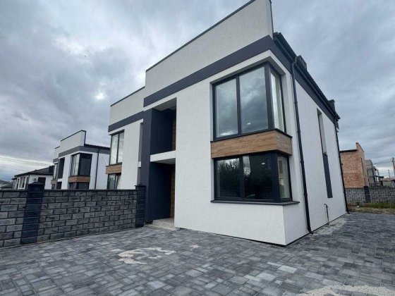 Продаж котеджу у Рівному, 108 м², 3,3 сотки, ГАЗ, 15 кВт, міські комунікації, бруківка Ровно