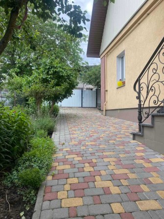 Продам або обміняю  частину будинку з зручностями і  окремим двором на 2-х кім квартиру - фото 1
