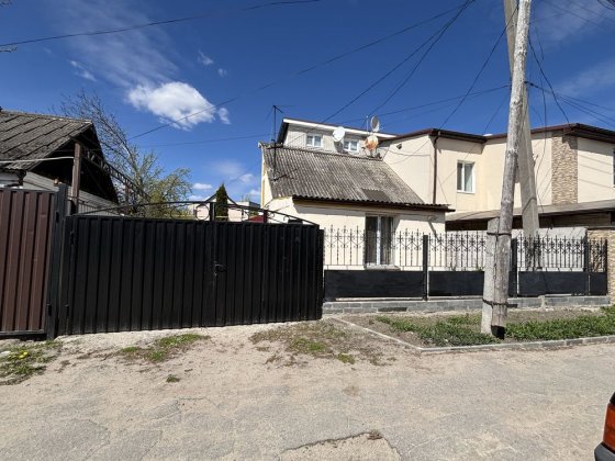 Продаж 2 x частин на одному дворі по вул .Бориса Тена Житомир