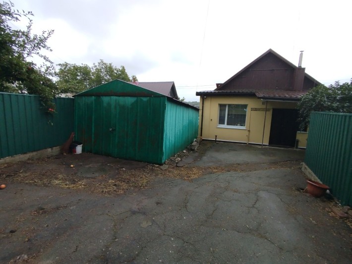 Окрема частина будинку з власним подвір'ям - фото 1