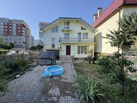 поверховий будинок з власною земельною ділянкою у ближньому центрі Львова по вулиці Шполянська Львов