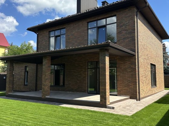 Продаж капітального БУДИНКУ 352 м² з підвалом-укриттям, газ, автонавіс, гараж, 6.3 сотки. Петропавлі