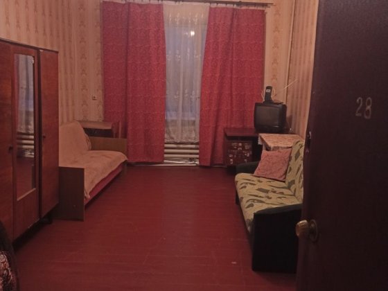 Продається велика світла кімната в затишному  гуртожитку Шостка