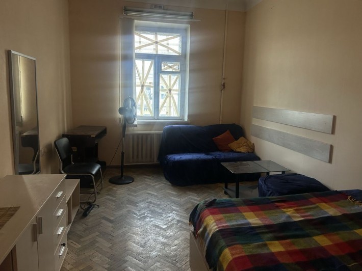 Центр,м.Палац спорту,кімната в 2кім сталінці,з меблями - фото 1