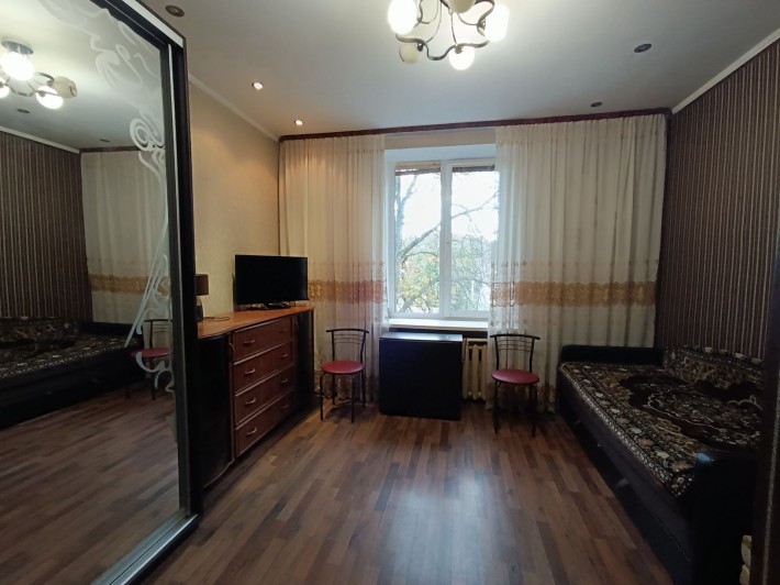 продам кімнату в гуртожитку на початку Броварів по вулиці Сірка - фото 1