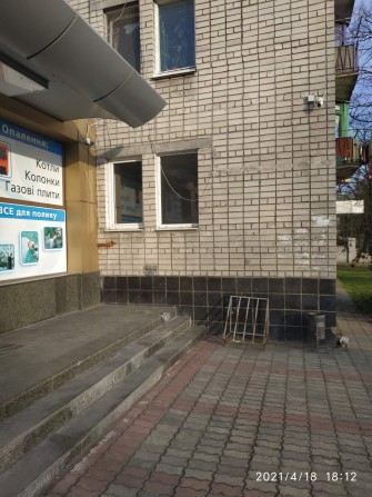 Комната общежития которую можно переделать под офис или бизнес план - фото 1