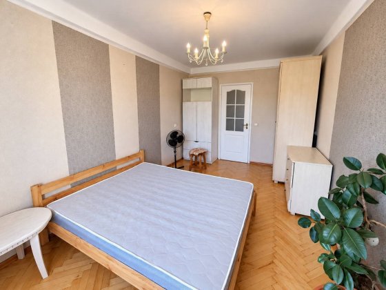 Продаж 2-кіинатної квартири на вул. Мрії, 16-Б Київ