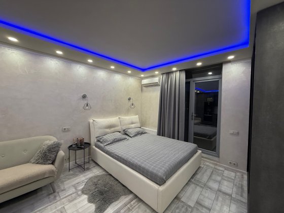 ЖК "CENTRAL PARK" студія з неоновою підсвіткою і терасою Киев