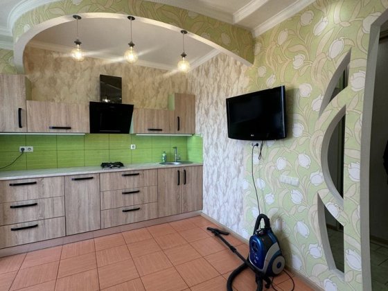 Європейська  124 гарний стан парковка у дворі Полтава