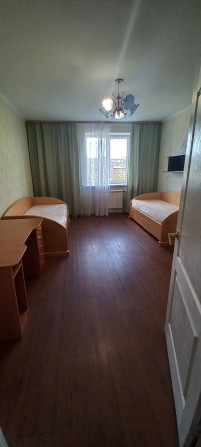 Сдам хорошую 3х ком кв 105м  возле Дарницкогорынка,6 эт бойлер - фото 1
