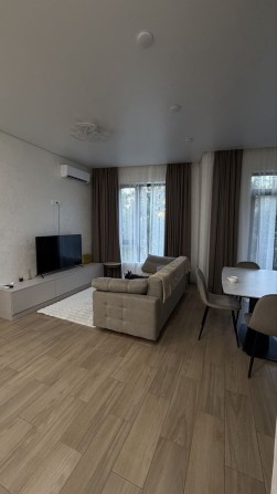 Сдам 2 ком и кухня студия ЖК Итака 800 уе торг - фото 1