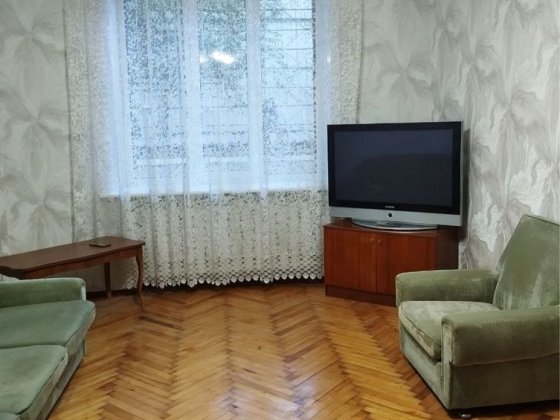 1-кімнатна квартира в районі зупинки "Дм.Донцова", "сталінка".