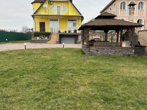 Оренда будинку з басейном в Погребах. Погребы