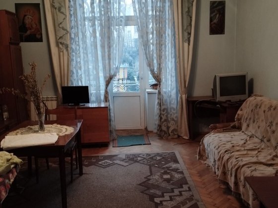 Дві вільні кімнати (господиня мешкає в третій) центр  міста. Чернівці