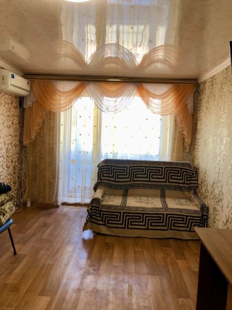 Сдам просторную комнату с балконом в общежитии - фото 1
