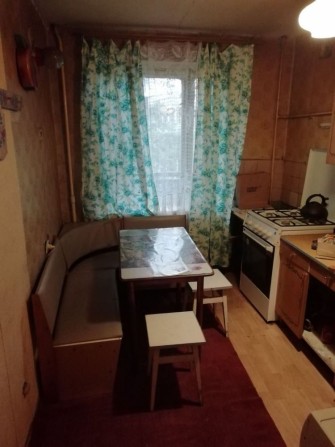 Сдам одну комнату в трехкомнатной квартире - фото 1