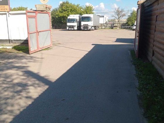 Стоянка вантажних автомобілів Рівне