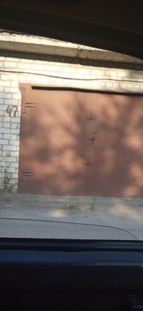 Кирпічний гараж біля суботнього ринка - фото 1