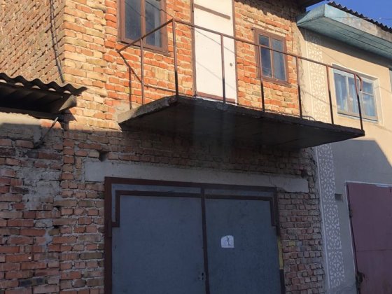 Гараж цегляний двоповерховий з підвалом Волочиск