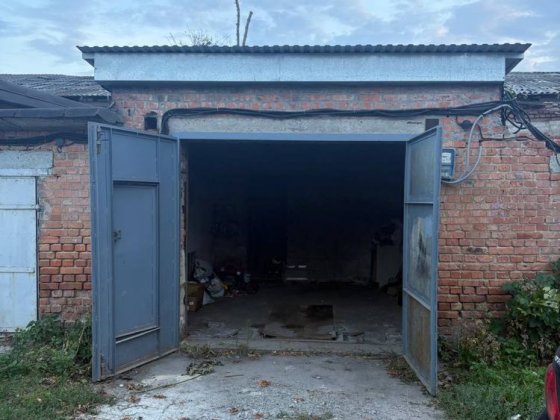 Капітальний гараж, критий ринок, кладова та яма